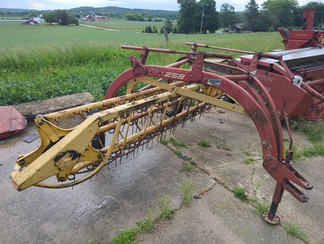 Image of New Holland 258 equipment image 2