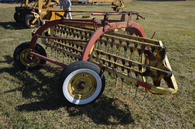 Image of New Holland 258 equipment image 3