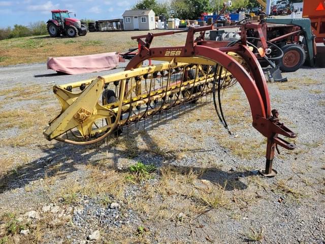 Image of New Holland 258 equipment image 3