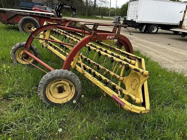 Image of New Holland 258 equipment image 2