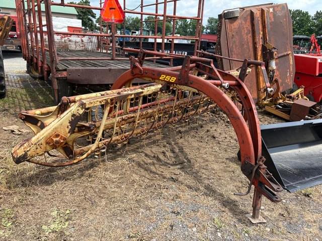 Image of New Holland 258 equipment image 2