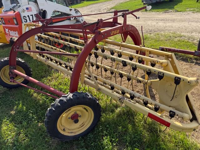 Image of New Holland 258 equipment image 3