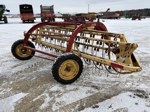 Image of New Holland 258 equipment image 4