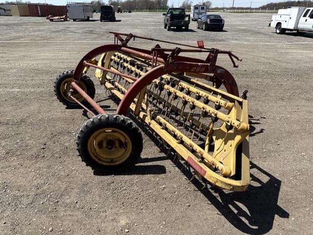 Image of New Holland 258 equipment image 2
