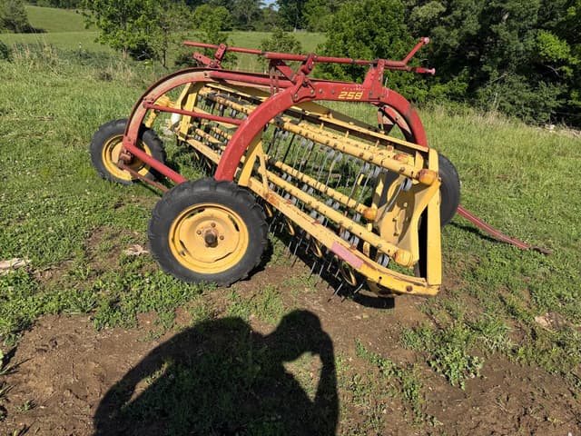 Image of New Holland 258 equipment image 2