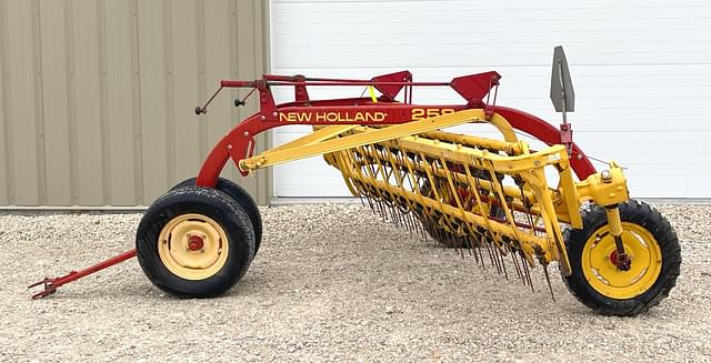 Image of New Holland 258 equipment image 3