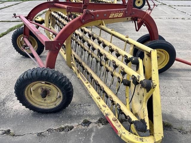 Image of New Holland 258 equipment image 3
