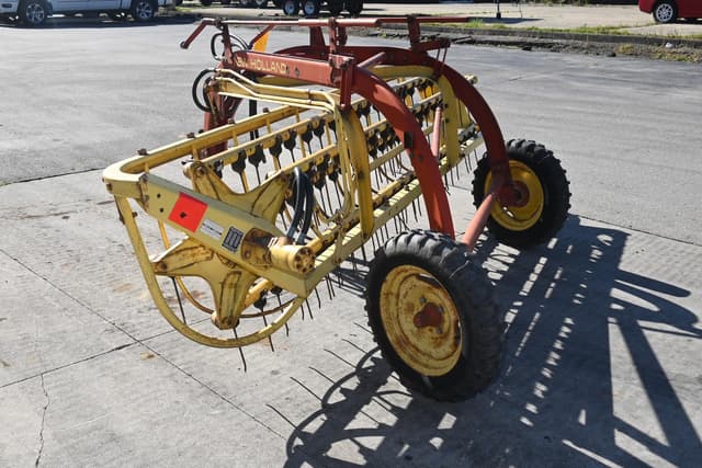 Image of New Holland 258 equipment image 4