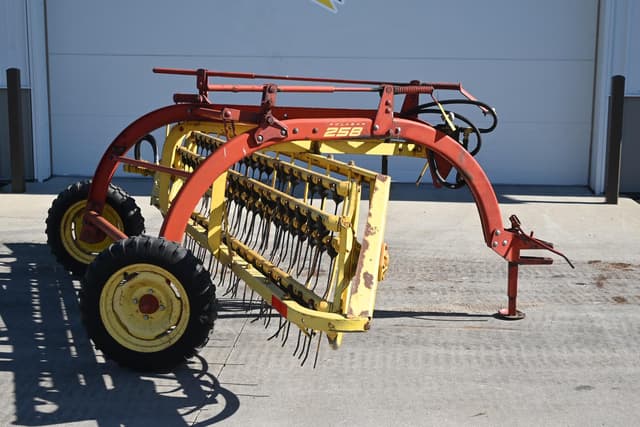 Image of New Holland 258 equipment image 1