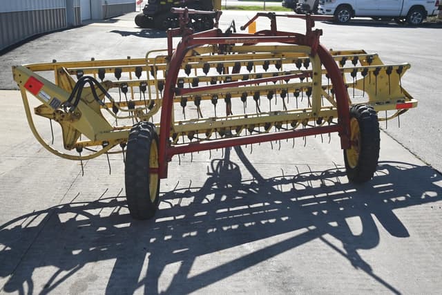 Image of New Holland 258 equipment image 3