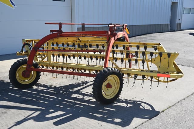 Image of New Holland 258 equipment image 2