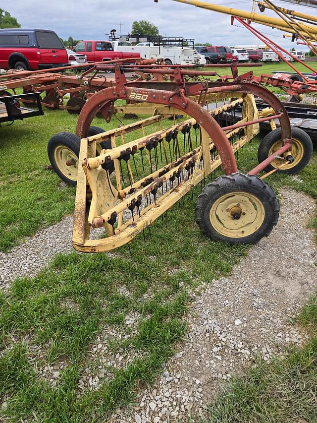 Image of New Holland 260 equipment image 2