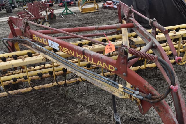 Image of New Holland 260 equipment image 3