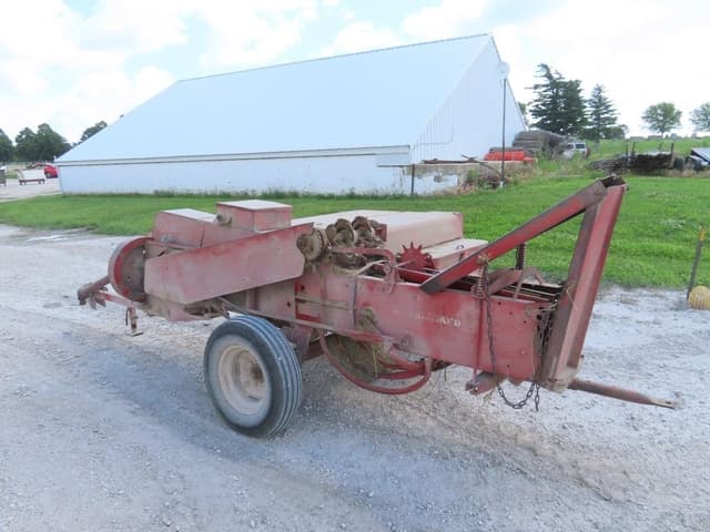 Image of New Holland 268 equipment image 4