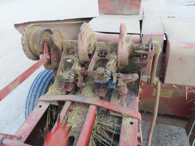 Image of New Holland 268 equipment image 3