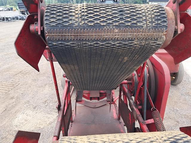 Image of New Holland 268 equipment image 3