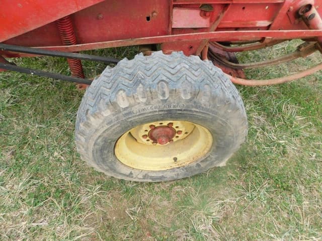 Image of New Holland 268 equipment image 4