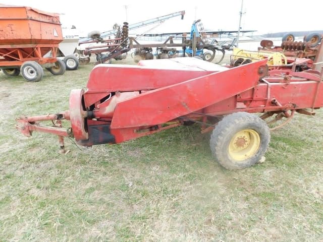 Image of New Holland 268 equipment image 3