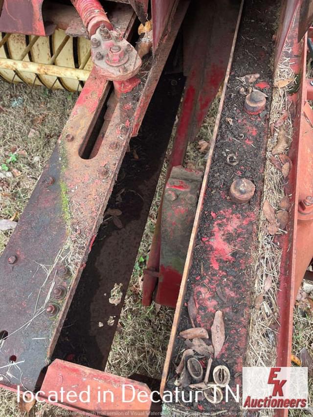 Image of New Holland 268 equipment image 4