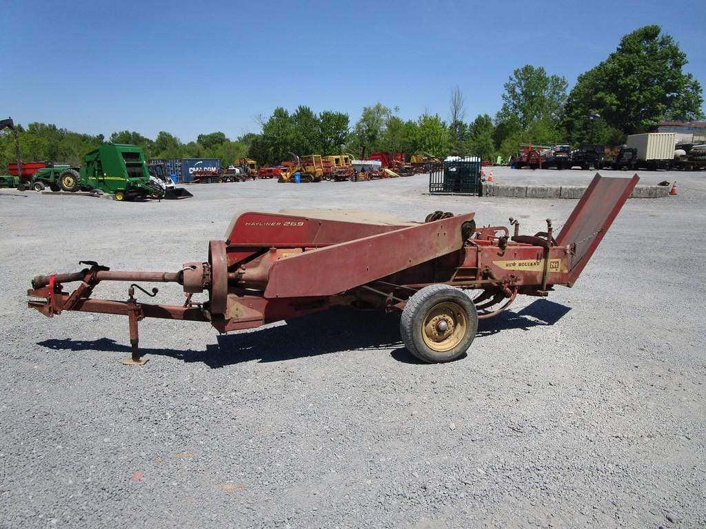 SOLD - NEW HOLLAND 269 SQ BALER Hay and Forage with --- Bales