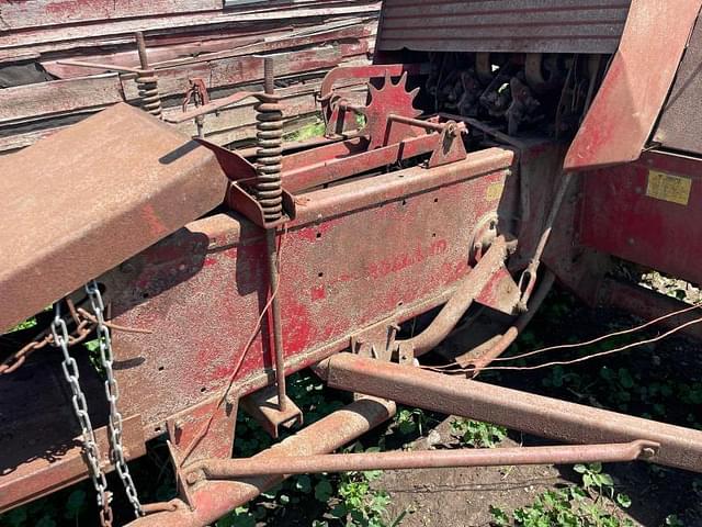 Image of New Holland 270 equipment image 4