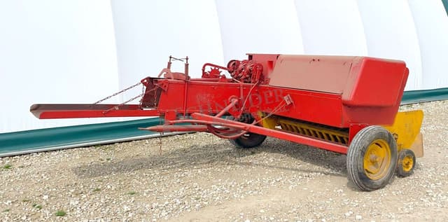 Image of New Holland 270 equipment image 4