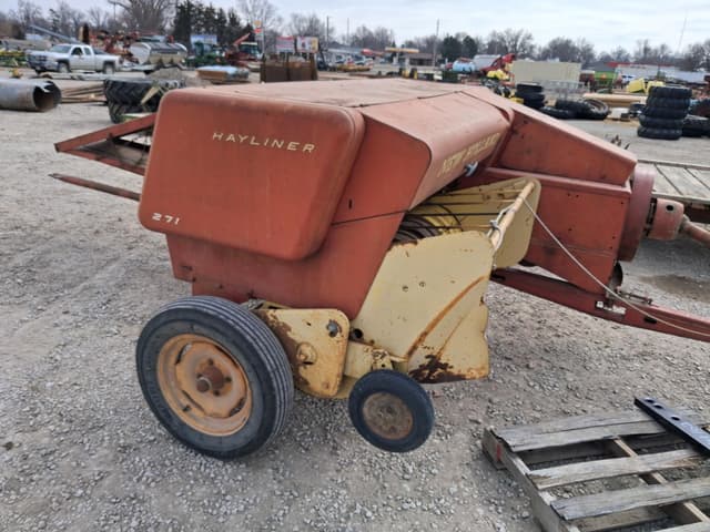 Image of New Holland 271 equipment image 2