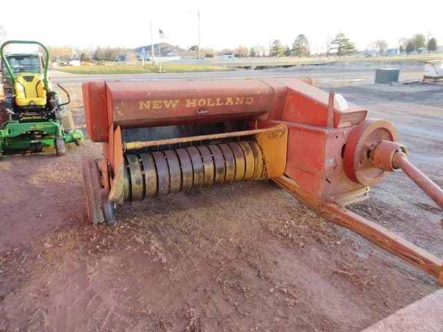 Image of New Holland 271 equipment image 2