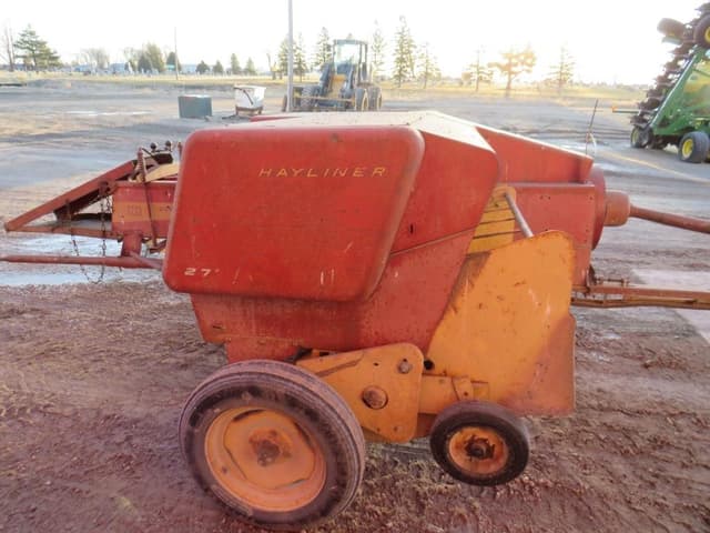 Image of New Holland 271 equipment image 4