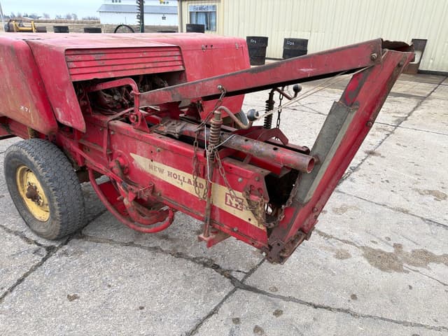 Image of New Holland 271 equipment image 4