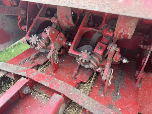 Image of New Holland 271 equipment image 4