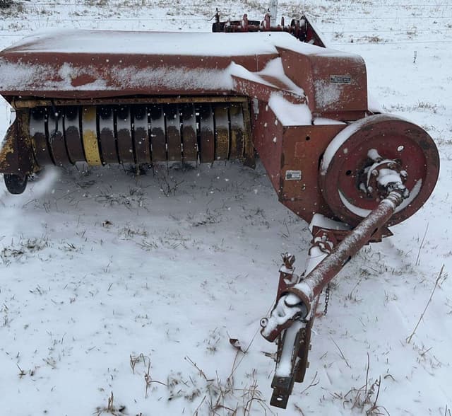 Image of New Holland 273 equipment image 2