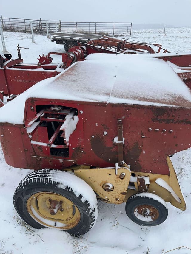 Image of New Holland 273 equipment image 3