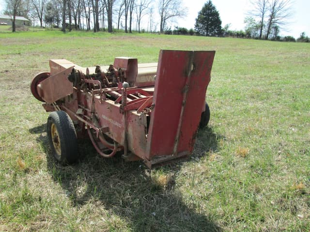 Image of New Holland 273 equipment image 3