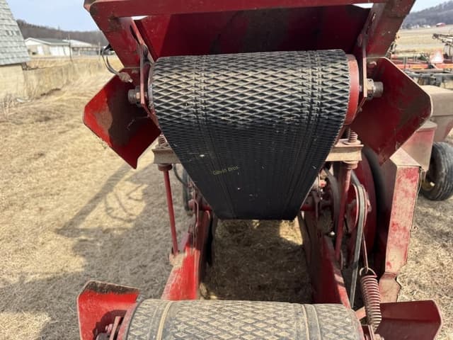 Image of New Holland 273 equipment image 4