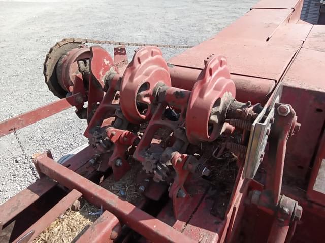 Image of New Holland 273 equipment image 4