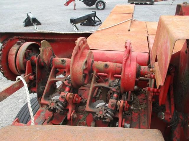 Image of New Holland 273 equipment image 4