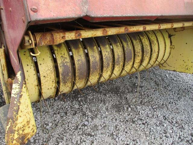 Image of New Holland 273 equipment image 2
