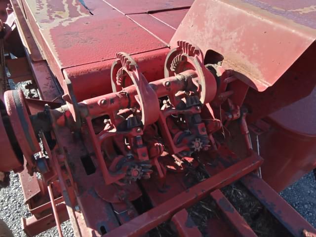 Image of New Holland Hayliner 273 equipment image 1