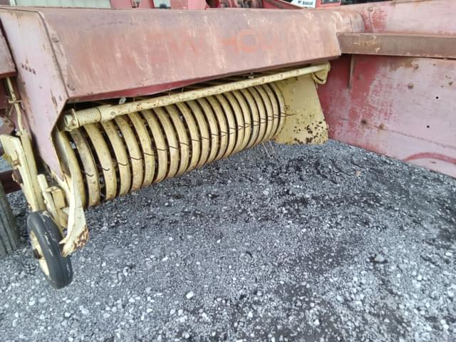 Image of New Holland 273 equipment image 2