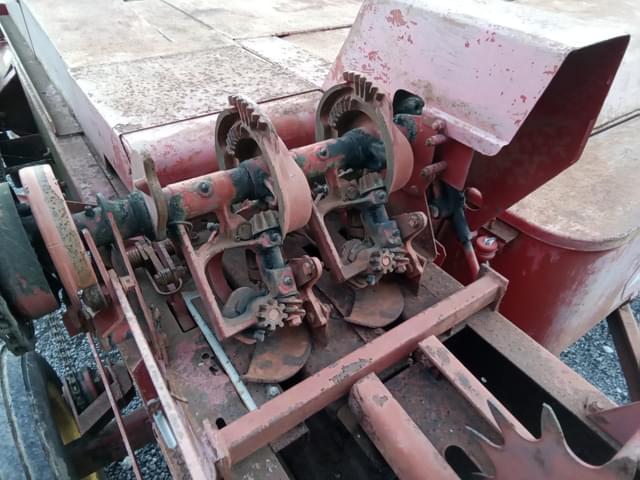 Image of New Holland 273 equipment image 4