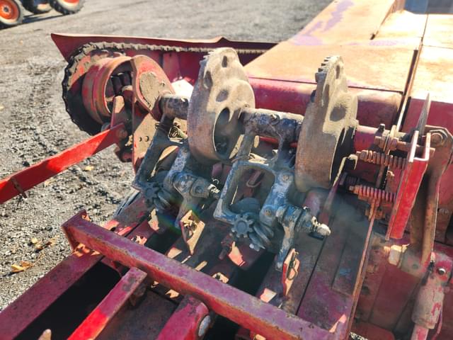 Image of New Holland 273 equipment image 4