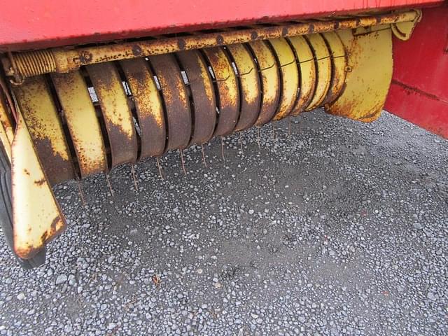 Image of New Holland 273 equipment image 2