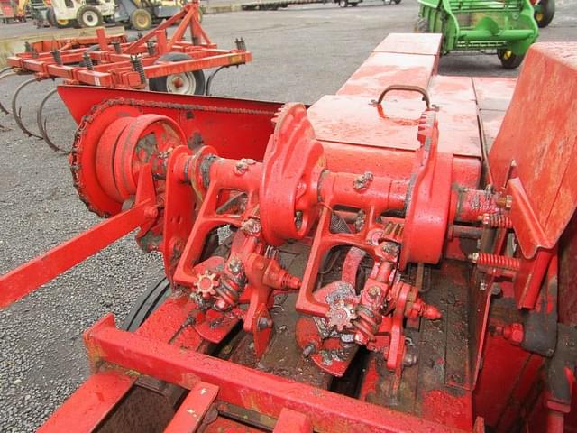 Image of New Holland 273 equipment image 4