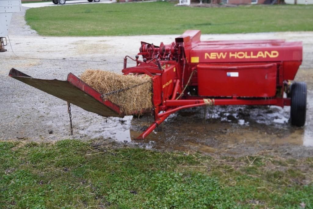 SpecCast - Presse à Foin New Holland 273 - 1/16 - CUST2107 - Modèle Réduit