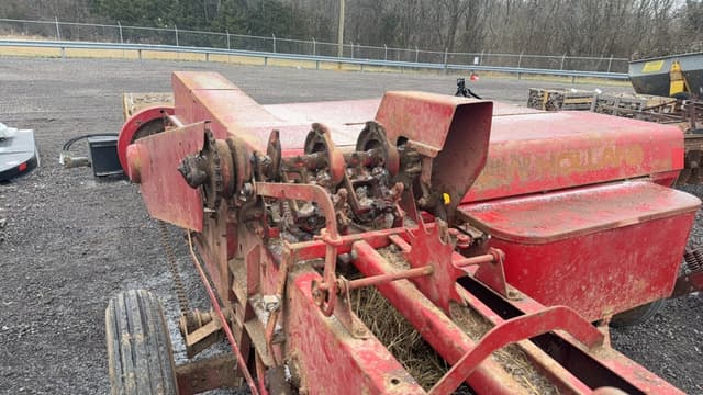 Image of New Holland 273 equipment image 4