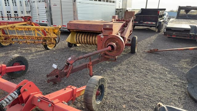 Image of New Holland 273 equipment image 1