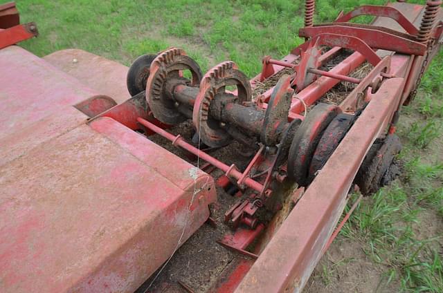 Image of New Holland 273 equipment image 4