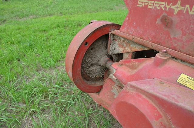 Image of New Holland 273 equipment image 3