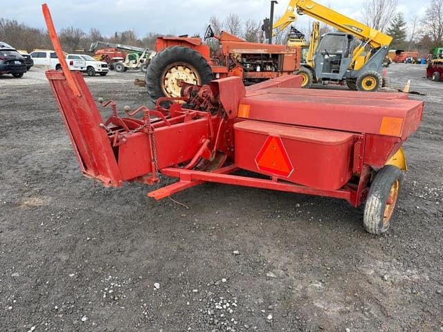 Image of New Holland 273 equipment image 4